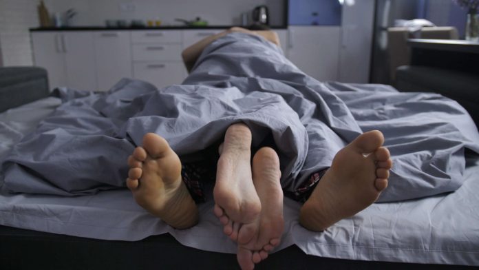 happy-couples-do-before-they-go-to-sleep